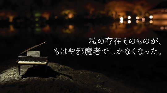 泣きながら食器を投げている。